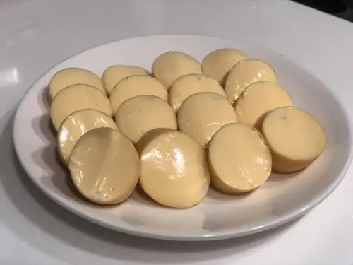 ▲蛋腸是基隆在地小吃之一，通常出現於滷味、火鍋或是鹹酥雞攤中。（圖／名澔蛋腸臉書）