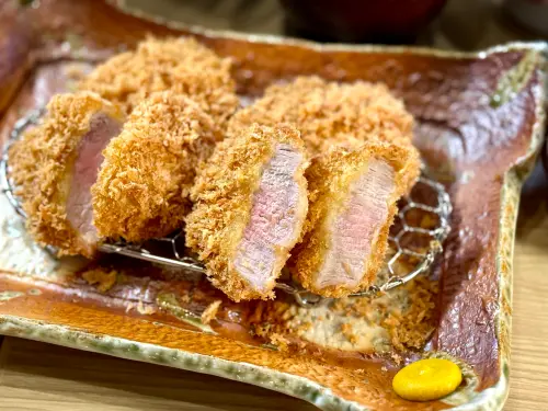 南港LaLaport迎日本最大「蘋果樹」蛋包飯!勝勢豬排開賣串炸套餐 ▲勝勢豬排南港Lalaport店,開吃招牌玫瑰粉紅色切面豬排。(圖/記者蕭涵云攝)