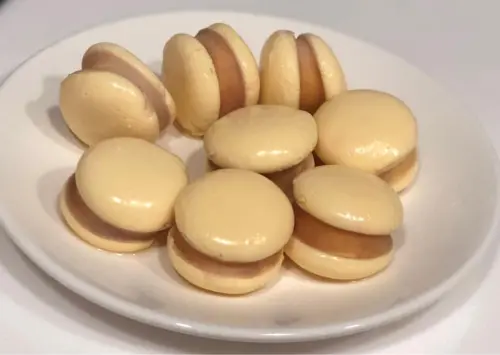 ▲蛋腸外型如同黃色馬卡龍，堪稱是「火鍋界馬卡龍」。（圖／名澔蛋腸臉書）