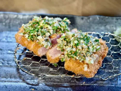 南港LaLaport迎日本最大「蘋果樹」蛋包飯!勝勢豬排開賣串炸套餐 ▲勝勢鮪魚季倒數開吃「蔥鹽鮪魚套餐」540元。(圖/記者蕭涵云攝)