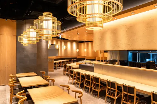 南港LaLaport迎日本最大「蘋果樹」蛋包飯!勝勢豬排開賣串炸套餐 ▲勝勢豬排南港Lalaport店景。(圖/勝勢豬排提供)