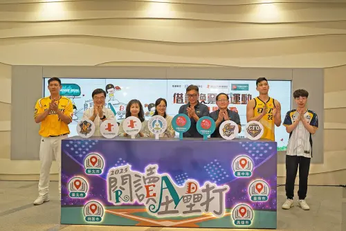 ▲中信銀行與國資圖共同主辦的「閱讀全壘打」今（26）日舉辦啟動記者會，教育部終身教育司副司長顏寶月（左四）、國資圖館長馬湘萍（左三）、中信金控董事會秘書長高人傑（右四）、中信育樂董事長陳國恩（右三）、國資圖副館長賴忠勤（左二）及活動代言人中信兄弟許基宏（左一）、中信特攻黃泓瀚（右二）、中信飛牡蠣電競戰隊沈宗樺Driver（右一）參與啟動儀式。（圖／國資圖提供）