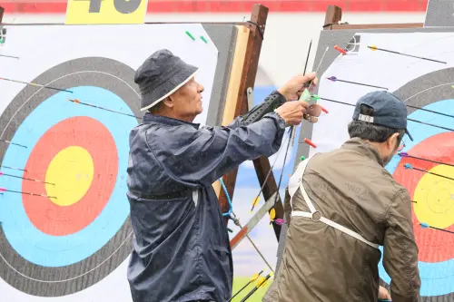 ▲前射箭國手陳志洋今早在板橋體育場參加射箭個人組反曲弓60公尺70歲組資格賽