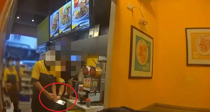 ▲新北板橋早餐店驚現男子持刀，警民合力壓制送醫觀察。（圖／翻攝畫面）