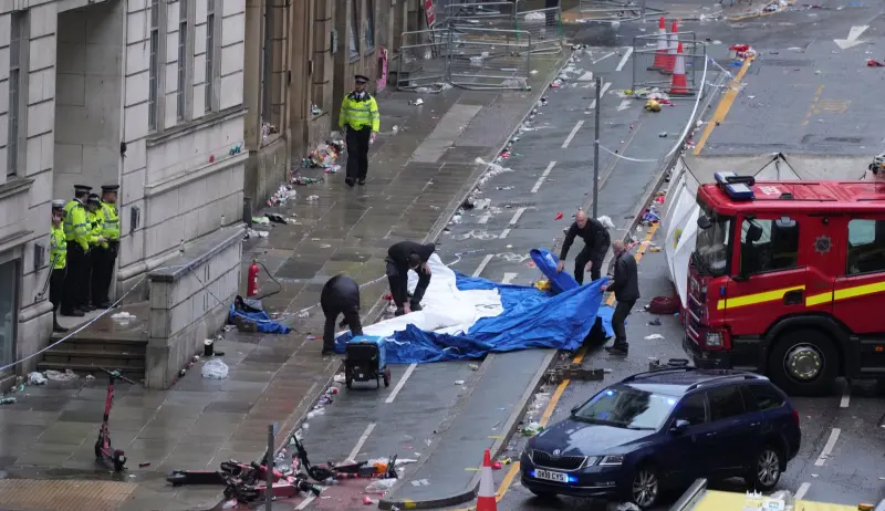 ▲英國利物浦26日發生汽車衝撞行人的事故，時間點剛好就在利物浦於英超聯賽奪冠，舉行勝利巡遊之際。（圖／美聯社／達志影像）