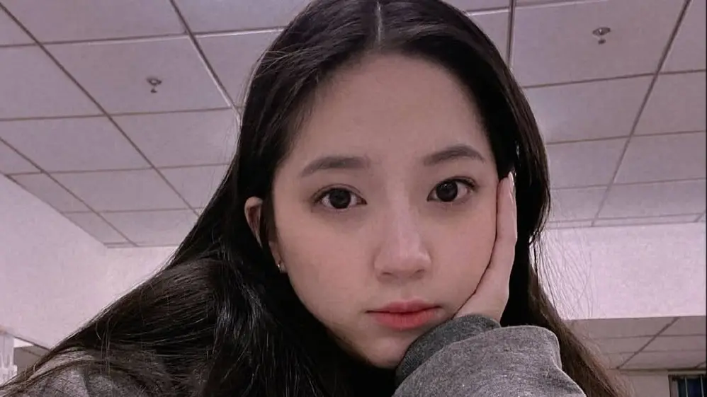 ▲歐陽娜娜才被爆出遭撤銷國籍，妹妹歐陽娣娣懶甩風波，在中國社群上繼續高喊：「期待國內開店！」引發熱議。（圖／翻攝自歐陽娣娣IG）