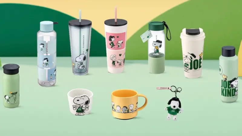 ▲今星巴克買一送一！PEANUTS + STARBUCKS史努比聯名回歸，5月28日再搶馬克杯、冷水壺、娃娃鑰匙圈等10款周邊一覽。COACH x Snoopy聯名萌爆，中山站限定史努比下午茶。（圖／星巴克提供）