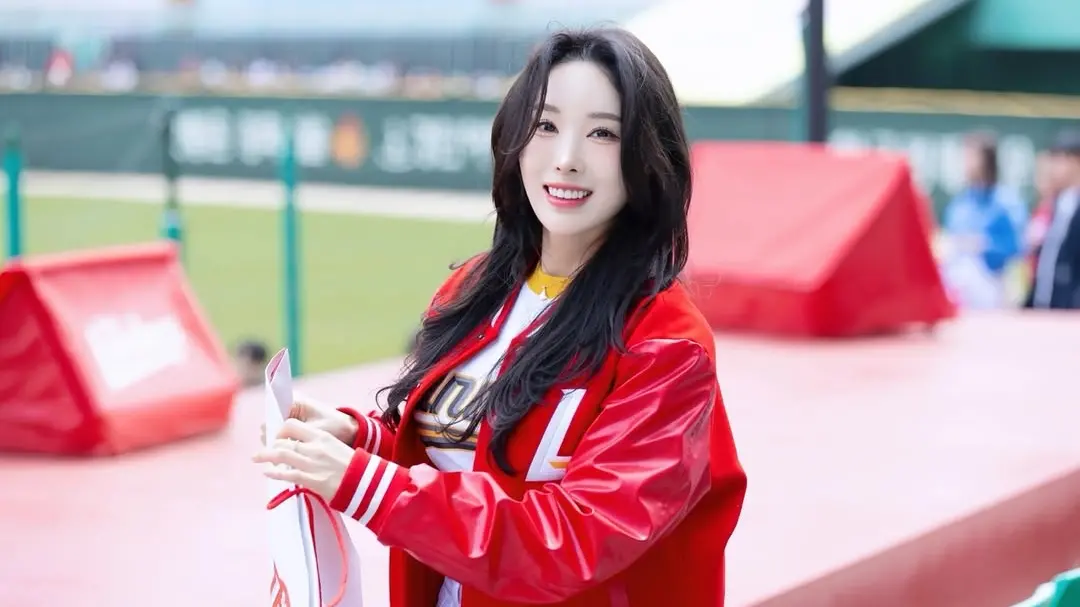 ▲台鋼韓籍女神安芝儇在韓國所屬的隊伍SSG登陸者啦啦隊近日陷入形象風波，繼朴宰令宣布引退後，另一名在直播上一同扮演酒家女的李麗安（如圖）也在昨（26）日宣布離隊。（圖／翻攝自李麗安IG）