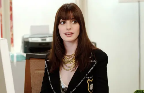 ▲《穿著Prada的惡魔》也令安海瑟薇的影壇行情急升，但她後來卻一直被傳人紅「大頭症」嚴重，淪為「最討厭女星」。（圖／摘自IMDb）