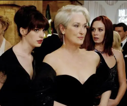 ▲《穿著Prada的惡魔》對安海瑟薇（左起）、梅莉使翠普、艾蜜莉布朗的影壇事業都大有幫助，但後來彼此聲勢卻互有消長。（圖／摘自IMDb）