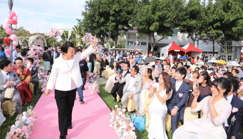 ▲台中市連續幾年的結婚率都是6都第一名，圖為盧秀燕參加集團結婚。（圖／台中市政府提供，2025.05.27）