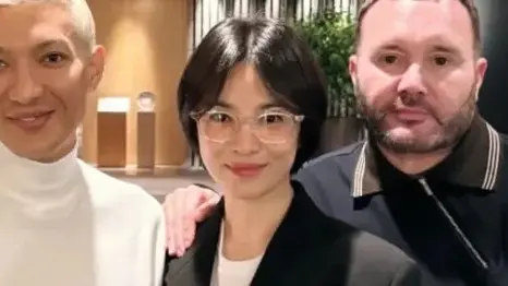 ▲宋慧喬（中）帥氣回歸，她日前身穿一身黑色西裝，彷彿女總裁一般的帥氣造型，隨即登上熱搜，讓不少粉絲狂喊：「請讓我立刻入職！」（圖／翻攝自宋慧喬IG）