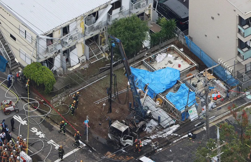 ▲日本東京在當地時間27日上午發生爆炸事故，爆炸聲響嚇壞附近居民，還有住家窗戶被震碎。這起事件造成6人受傷。（圖／美聯社／達志影像）