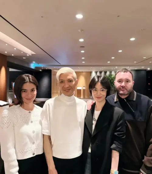 ▲宋慧喬(右2)一身幹練西裝,在一群時尚名人身邊,絲毫不落下風。(圖/翻攝自宋慧喬IG) ▲宋慧喬(右2)一身幹練西裝,在一群時尚名人身邊,絲毫不落下風。(圖/翻攝自宋慧喬IG)