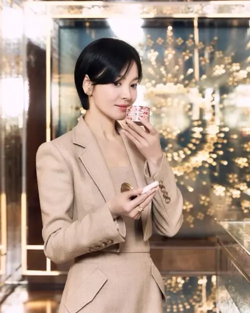 ▲宋慧喬近期都以短髮示人,搭配帥氣西裝,時尚感爆棚。(圖/翻攝自宋慧喬IG) ▲宋慧喬近期都以短髮示人,搭配帥氣西裝,時尚感爆棚。(圖/翻攝自宋慧喬IG)