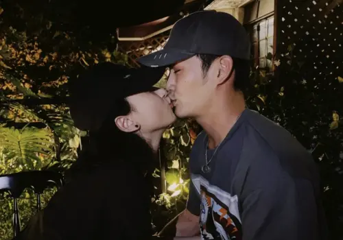 ▲黃愷傑（右）和湯暢親吻的畫面都在網上傳開，但兩人都未承認是否已結婚。（圖／摘自微博）