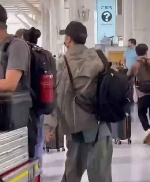 ▲謝霆鋒幫王菲背包包，大秀男子力。（圖／翻攝自微博）