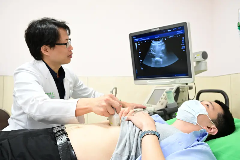 ▲醫師可透過抽血及腹部超音波檢查，提早察覺肝臟異常狀況，避免病情加劇。(圖／醫院提供2025.5.27)