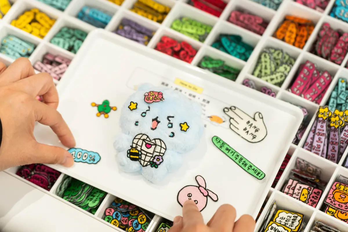 ▲韓國首爾文創選物店object今中山站赤峰街開幕，弘大必逛的崔高興等插畫家作品，wappen超可愛燙布貼客製化DIY娃娃吊飾玩瘋。vacanza聯名PEANUTS飾品開逛。（圖／object提供）