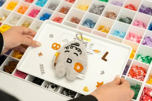 ▲選擇喜歡的燙布貼，裝飾專屬娃娃吊飾。（圖／object提供）