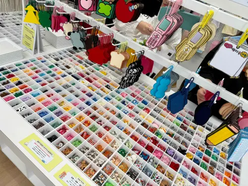 ▲數百款燙布貼絕對讓你「選擇障礙」玩到瘋。（圖／記者蕭涵云攝）