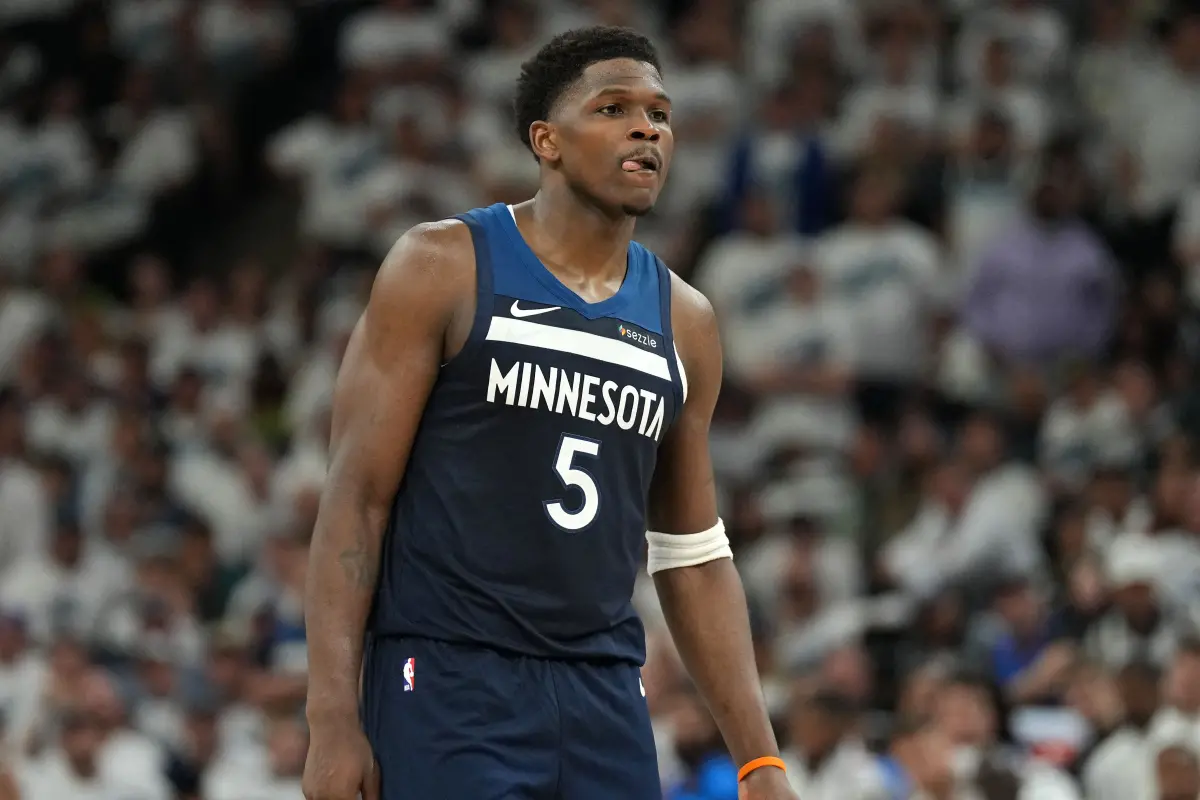 ▲根據《ESPN》報導，NBA美國職籃（National Basketball Association）明尼蘇達灰狼球星愛德華茲（Anthony Edwards）日前在對上印第安納溜馬的比賽中受傷退場，經核磁共振（MRI）檢查後確定為右腿腿筋拉傷，預計將缺陣2週。（圖／路透／達志影像）