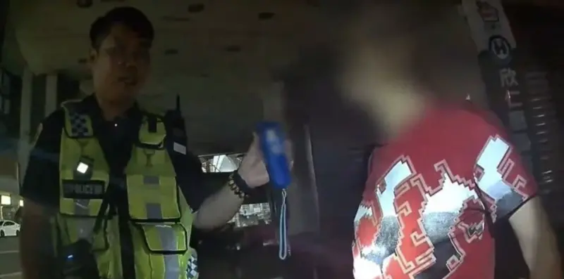 ▲高雄一名78歲許姓老翁酒駕衝撞，事後還摘路邊盆栽的葉子塞嘴裡狂嚼，企圖掩蓋酒氣。（圖／翻攝畫面）