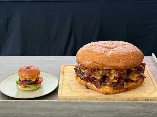 台北萬豪除了經典漢堡買一送一,還推出巨人漢堡(右圖),是一般漢堡的16倍重量、12倍肉量。(圖/記者葉盛耀攝) ▲台北萬豪除了經典漢堡買一送一,還推出巨人漢堡(右圖),是一般漢堡的16倍重量、12倍肉量。(圖/記者葉盛耀攝)