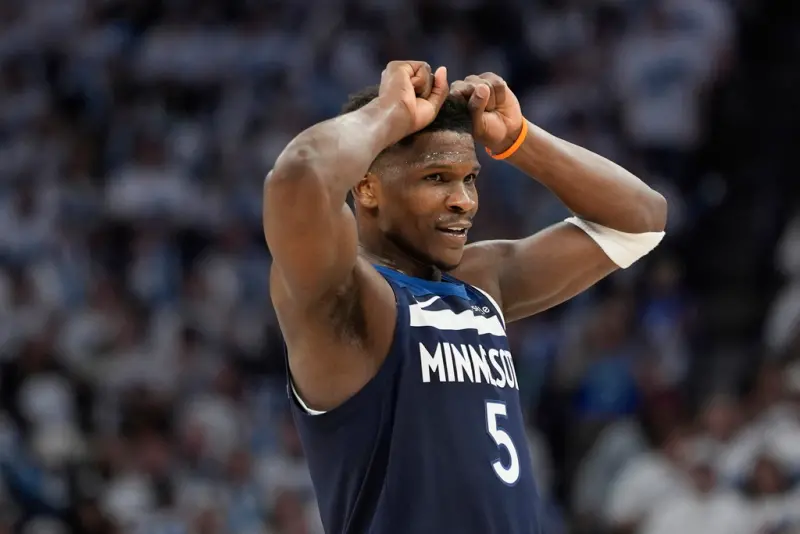 ▲根據《The Athletic》記者克勞辛斯基（Jon Krawczynski）最新消息指出：「愛德華茲（Anthony Edwards）明天將再度接受評估，但預計還需要大約一周時間恢復。」（圖／美聯社／達志影像）