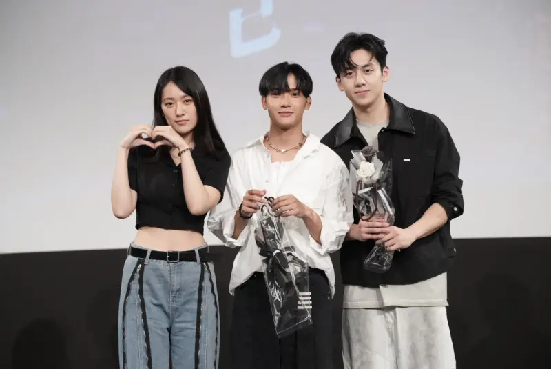 ▲三立都會VBL原創劇《對立而已》舉辦結局分享會，葛兆恩姊姊（左1）現身，紀成澔（中間）看到爸爸的加油影片當場落淚。（圖／三立提供）