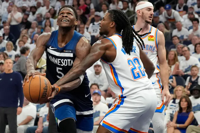▲NBA西區冠軍賽G4再陷裁判爭議，灰狼主場以126:128惜敗雷霆，系列賽陷入1:3絕境。比賽最後0.6秒的爭議判決，讓灰狼錯失扳平機會，引發球迷怒火，痛批聯盟「圖利」雷霆。（圖／路透／達志影像）	