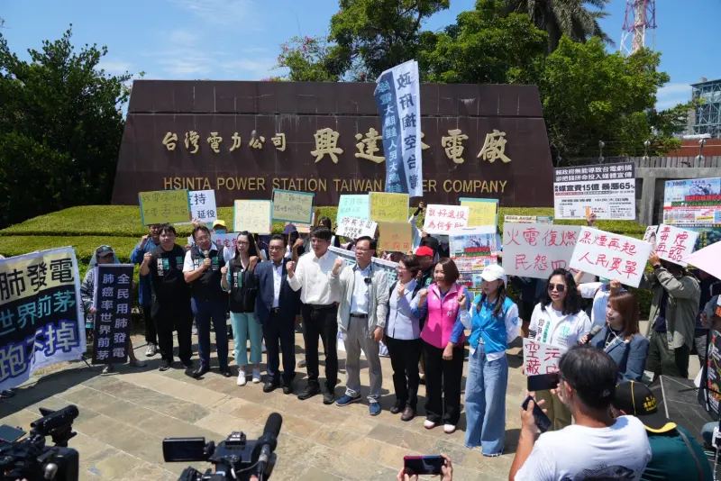 ▲民眾黨立院黨團總召黃國昌率立委及國民黨議員前往興達店敞考察。高雄市政府強調，興達電廠3、4號燃煤機組啟動符合規定。（圖／民眾黨團提供，2025.05.27）