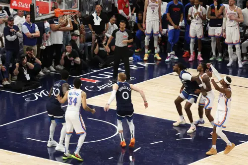 ▲雷霆對灰狼的比賽，再次把「領先三分犯規」這個老議題拉上檯面。是該像NHL般打出緊湊刺激的延長賽，還是讓NBA季後賽淪為戰術計算與廣告穿插的罰球秀？（圖／美聯社／達志影像）