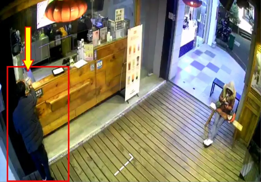 ▲石膏男偷走櫃檯上屬勵馨基金會的愛心零錢箱，內含約1,500元善款（圖/記者鄧力軍翻攝）