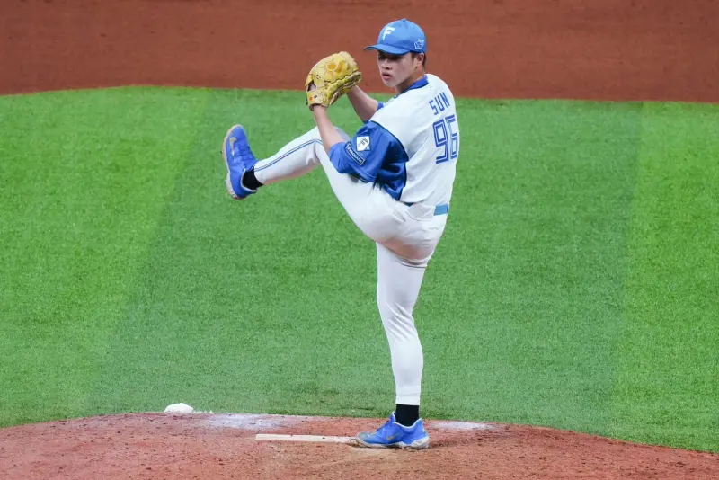 ▲日本職業棒球（NPB）效力北海道日本火腿鬥士隊的台灣小將孫易磊昨（27）日在九局下半登板關門，僅用10球就讓對手三上三下。賽後火腿總教練新庄剛志被問到為何大膽派出年輕新秀而沒有使用陣中終結者，他侃侃而談。（圖／悍創運動行銷提供）