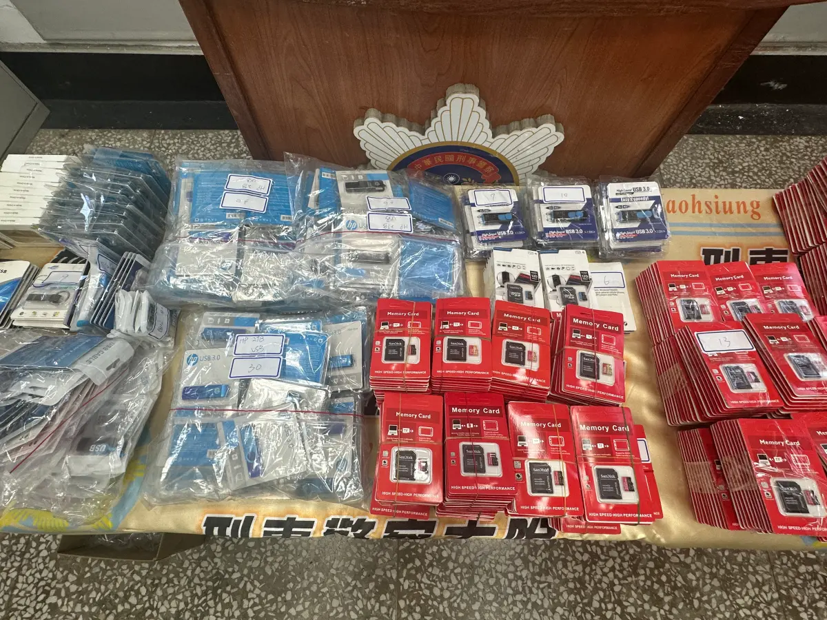 ▲警方將涉案李姓犯嫌查緝到案，並當場查扣偽冒記憶卡共計1776張、偽冒隨身碟共計254個等證物。(圖／記者郭凱杰翻攝)
