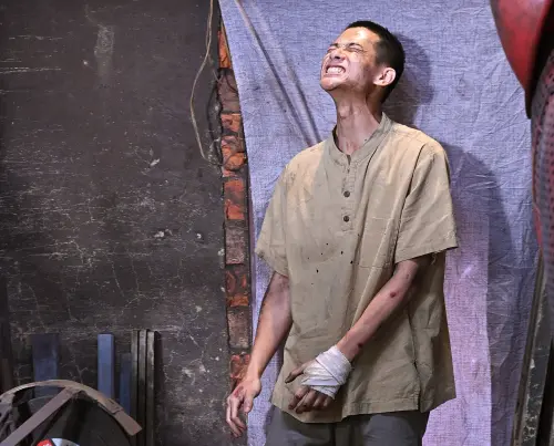 《寶島西米樂》 盧彥澤劇中打工遇惡老闆 慘遭職場霸凌 700度煤渣燙到鞋底破大洞 尹昭德出手救。(圖/台視提供) ▲《寶島西米樂》 盧彥澤劇中打工遇惡老闆 慘遭職場霸凌 700度煤渣燙到鞋底破大洞 尹昭德出手救。(圖/台視提供)