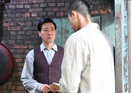 《寶島西米樂》 盧彥澤劇中打工遇惡老闆 慘遭職場霸凌 700度煤渣燙到鞋底破大洞 尹昭德出手救。(圖/台視提供) ▲《寶島西米樂》 盧彥澤劇中打工遇惡老闆 慘遭職場霸凌 700度煤渣燙到鞋底破大洞 尹昭德出手救。(圖/台視提供)