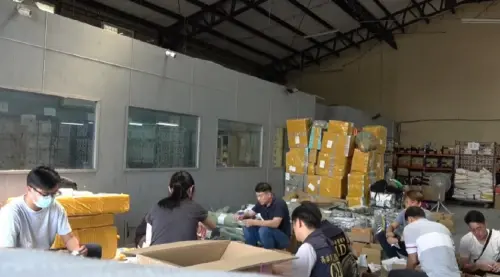 ▲警方於倉庫查扣上千張記憶卡。(圖/記者郭凱杰翻攝)
