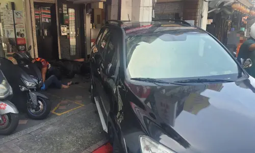 ▲台北市一名7旬翁今日下午駕駛休旅車時，欲停靠路旁倒車買便當時，倒車突爆衝不慎撞上機車騎士再衝進騎樓。（圖／讀者提供）