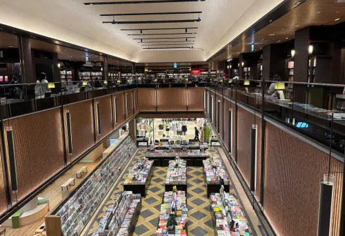 ▲南臺灣最大誠品書店，還有挑高10米雙層空間，天井引入暖陽與讀者共構最美書店。（圖／記者鍾怡婷攝）