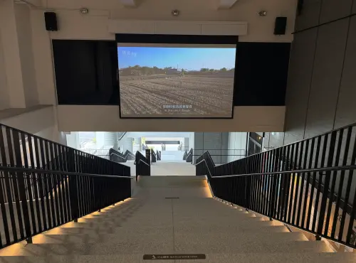 ▲綿延4層樓的戶外百階大步梯，是誠品生活台南的一大亮點，還有露天電影院活動陸續登場。（圖／記者鍾怡婷攝）