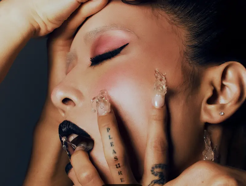 ▲44歲的蔡依林將在新專輯《Pleasure》大解放，讓歌迷感到震撼。首先曝光的單曲〈Pleasure〉封面視覺照，只見她手上有「Pleasure」字樣的刺青，強調欲望滿足、得到歡愉的重要，〈Pleasure〉全曲將於明（28）日的凌晨12點準時上線發布。（圖／凌時差音樂提供）