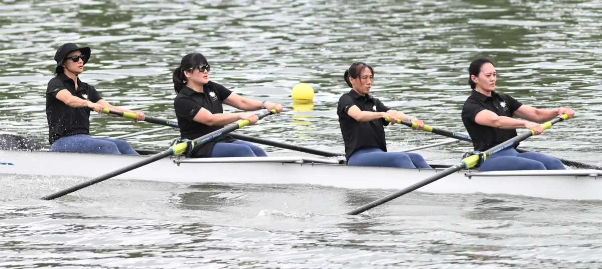 ▲2002年釜山亞運銀牌游貞純（左1）、紀瑤璇（右2）今和學妹們組成的「JJ Power & Tecmax」參加世壯運划船四人單槳(無舵)女子43+組，順利摘下金牌。（圖／世壯運執委會提供）