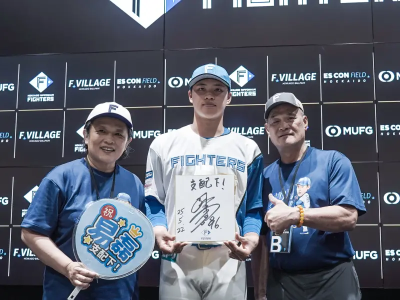 ▲北海道日本火退鬥士隊孫易磊升格支配下當天，父母也到場見證。（圖／悍創運動行銷提供）