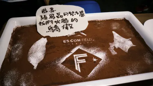 ▲火腿隊精心準備「台北101」陶瓷藝術，以及寫著中文字加上印有臺灣地形的「大型提拉米蘇蛋糕」，歡迎從臺灣遠道而來的孫易磊家人們。（圖／悍創運動行銷提供）