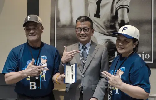 ▲火腿隊小村勝社長在記者會後，致贈印有ES CON FIELD的專屬鋼筆給到孫爸孫媽，做為恭喜孫易磊升支配下的禮物。（圖／悍創運動行銷提供）