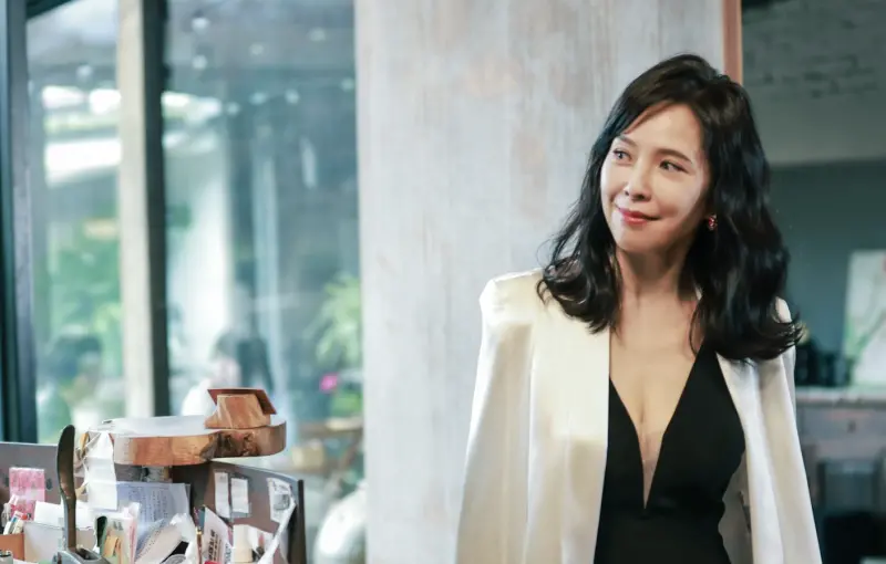 ▲電視電影《慶祝》由天心（如圖）、陳庭妮與李沐領銜主演，聚焦三位女性在婚姻中的不同面貌。天心談到自己飾演的林智芸時表示，這個角色有著強烈的「討好型人格」，一心想扮演完美妻子，深怕讓人失望。她長期壓抑情緒，逐漸變得麻木。天心比喻角色的心理狀態就像「水已淹至鼻尖，隨時可能窒息」。（圖／寬想國際娛樂）