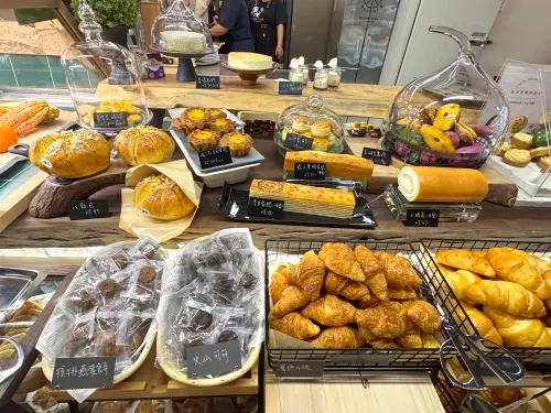 ▲以大蒜包聞名的「懿品乳酪菓子手造所」首度進駐商場，首推「甜點吃到飽」主題店。（圖／記者鍾怡婷攝）