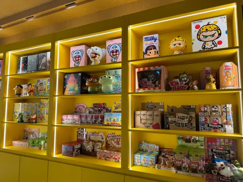 ▲「迷你樂玩」選物店店內多達100種以上限定盲盒、扭蛋及設計公仔。（圖／記者鍾怡婷攝）